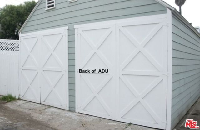 421 Grand Boulevard, Venice CA: https://media.crmls.org/mediaz/34391c0f-1eba-4478-aab0-f59d85a432f1.jpg