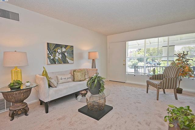4248 Mabel Avenue, Castro Valley CA: https://media.crmls.org/mediaz/3439a4ff-eef7-447a-9229-219d0873cab0.jpg