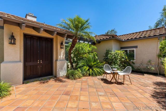 2084 Roberts Pl, Escondido CA: https://media.crmls.org/mediaz/3439d2ef-3f2c-47c5-b862-495aec85c90b.jpg