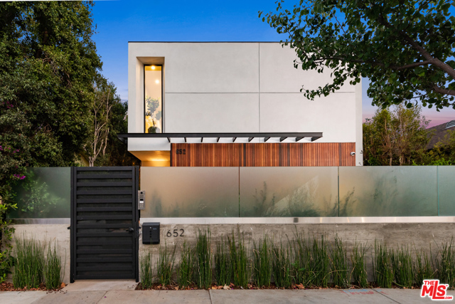 652 Broadway Street Venice, California Incredible Venice Modern in a great location. Close proximity to all that Venice has to offer, Abbot Kinney, Rose Ave, the beach, etc. This property offers 4 bedrooms, 5 baths, a 2-car garage, an expansive rooftop deck with lounge seating, and a fire pit. Designer finishes with premium hand-selected stone, marble and tile thru-out. The open flowing floor plan features walls of glass that open to the patio and center courtyard that brings greenery and lush landscaping to maximize indoor-outdoor living and entertaining. The gate and beautiful landscaping provide privacy throughout the home. This property is an opportunity not to be missed.