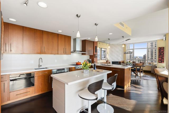 850 Beech St, San Diego CA: https://media.crmls.org/mediaz/343a3e64-a28d-4f72-82e8-1df4a596428e.jpg