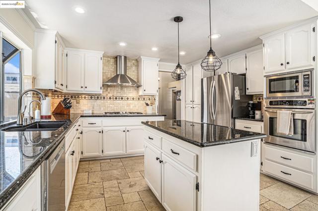 2167 Saint Andrews Ct, Discovery Bay CA: https://media.crmls.org/mediaz/343a4bb5-ac2e-4c40-99de-e2e243a1c0dc.jpg