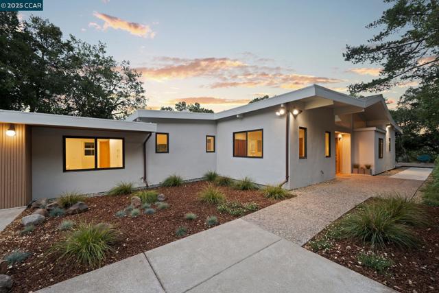 233 Melody Ln, Orinda CA: https://media.crmls.org/mediaz/343a7c3a-b1b1-40da-a650-5bc50ca22bf7.jpg