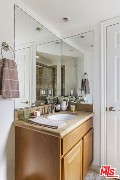 4211 Arch Drive, Studio City CA: https://media.crmls.org/mediaz/343a929d-5093-455e-bb15-5fb5b967b676.jpg