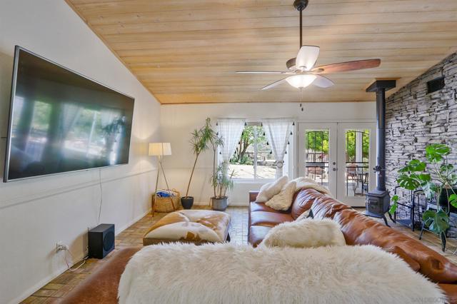 15549 Vista Vicente Dr, Ramona CA: https://media.crmls.org/mediaz/343c6253-d837-49c9-b7c0-fb8aafa87fff.jpg
