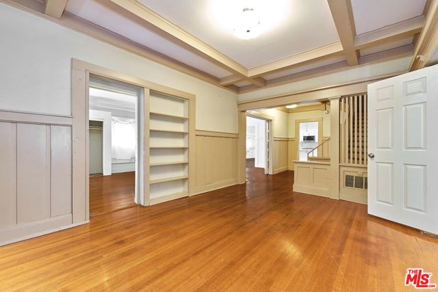2619 Raymond Avenue, Los Angeles CA: https://media.crmls.org/mediaz/343de9b7-9727-4371-8922-07d2ed896991.jpg