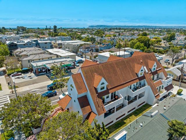 374 Orange Avenue, Coronado CA: https://media.crmls.org/mediaz/343f5015-947d-427f-9035-a5ca4898a186.jpg