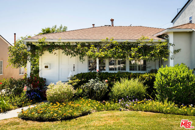 1475 Edris Drive, Los Angeles CA: https://media.crmls.org/mediaz/343fc20a-640d-4517-86a1-7d550f60020c.jpg