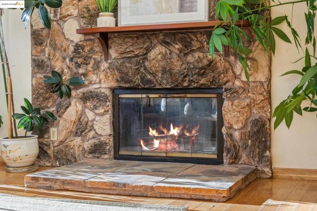 9090 Castlewood St, Oakland CA: https://media.crmls.org/mediaz/34413b8d-49dc-4876-896f-4cd18f5bdecf.jpg