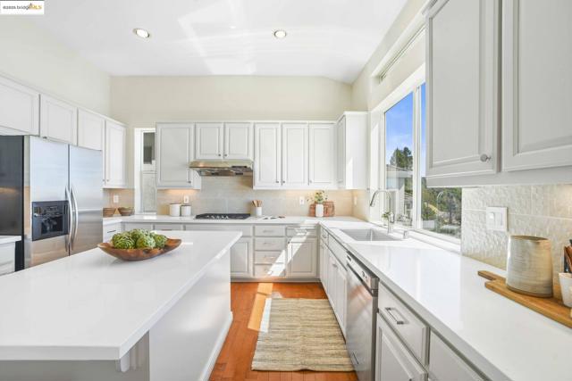 661 Via Rialto, Oakland CA: https://media.crmls.org/mediaz/3441b8a9-8c54-4d6f-a76a-84b29c164fa9.jpg