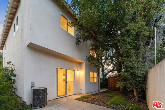 18806 Hatteras Street, Tarzana CA: https://media.crmls.org/mediaz/3441cf9c-cb86-4e84-9898-147de39306e7.jpg