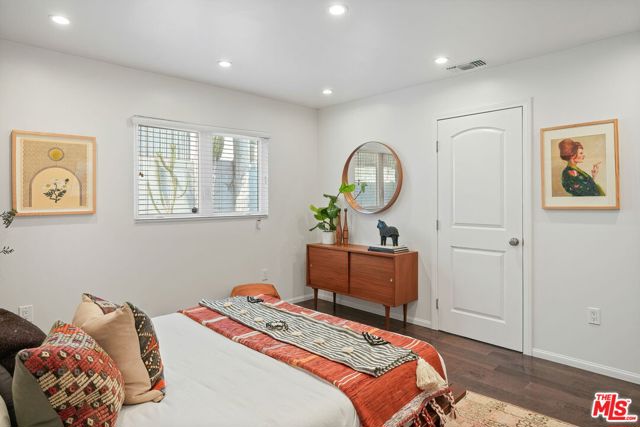 614 Rosemont Avenue, Los Angeles CA: https://media.crmls.org/mediaz/3441dfd6-2a27-4e93-a5b8-979db5f5189e.jpg