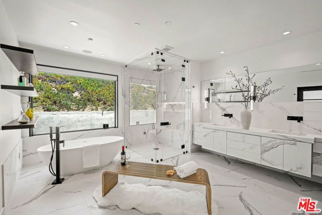455 Castle Place, Beverly Hills CA: https://media.crmls.org/mediaz/344267a4-426f-4561-9997-f65c22e82cc5.jpg