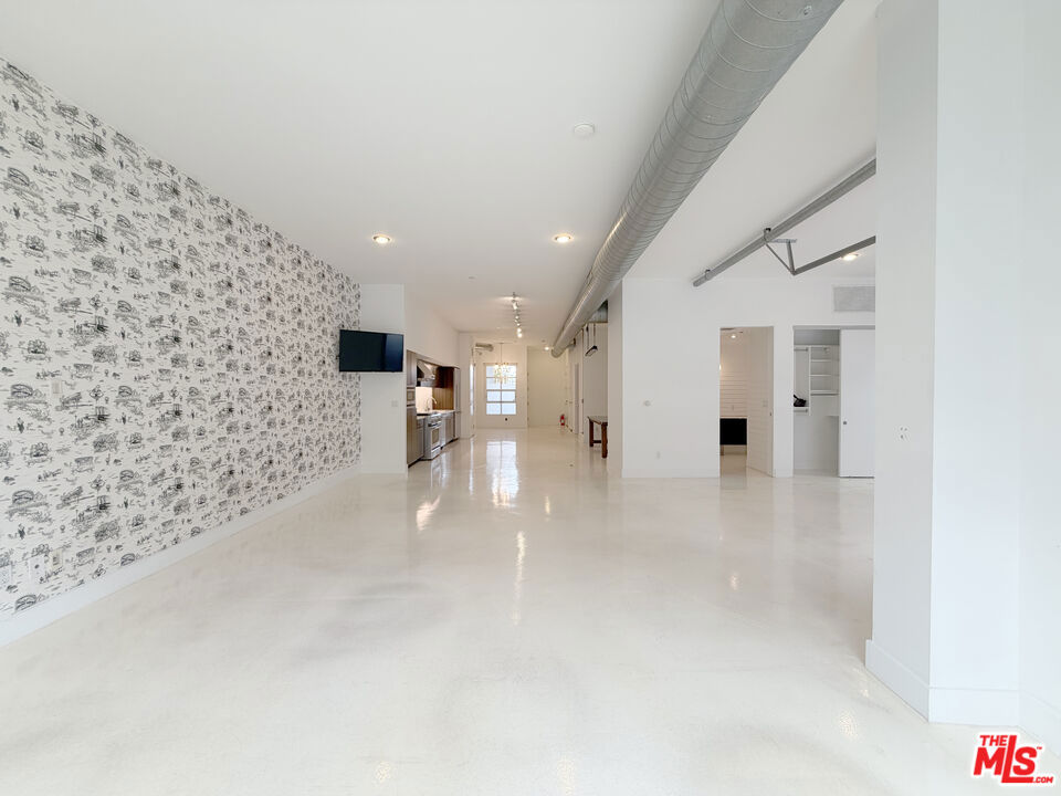https://media.crmls.org/mediaz/3442ea7c-d8d7-4904-b484-fe84e8b7dc48.jpg?preset=X-Large