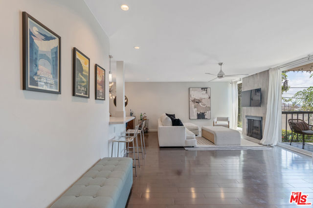 8535 W West Knoll Drive, West Hollywood CA: https://media.crmls.org/mediaz/34448019-0549-4b17-b2f8-6a84b7211991.jpg