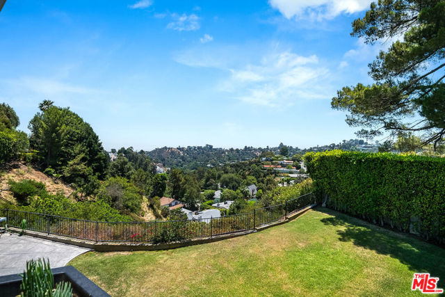 8407 Skyline Drive, Los Angeles CA: https://media.crmls.org/mediaz/3445341e-2fe2-4b23-b35c-0317492d5bf5.jpg