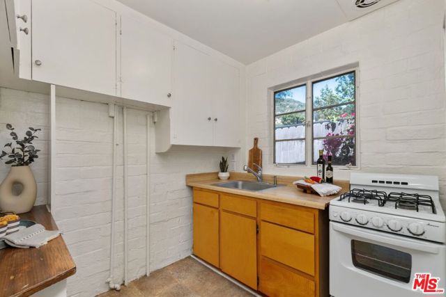 10431 Seabury Lane, Los Angeles CA: https://media.crmls.org/mediaz/34459e2c-c6f9-4edb-ad58-e2f816aab6a6.jpg