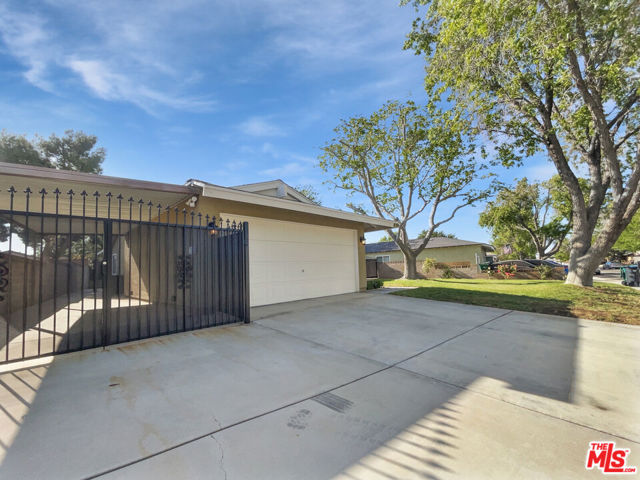 42859 23rd Street, Lancaster CA: https://media.crmls.org/mediaz/34465ed5-b30c-405e-b2af-d73b0ed90cff.jpg