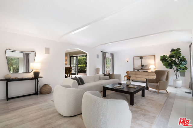 338 S Highland Avenue, Los Angeles CA: https://media.crmls.org/mediaz/34472495-ac90-463a-bab8-11f13ee2a1ff.jpg