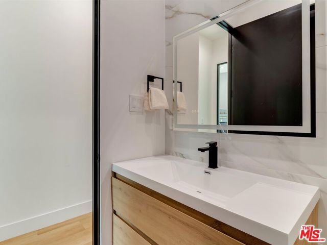 2817 1/2 S Redondo Boulevard, Los Angeles CA: https://media.crmls.org/mediaz/3448192e-96b2-450e-831c-b48603221f4b.jpg