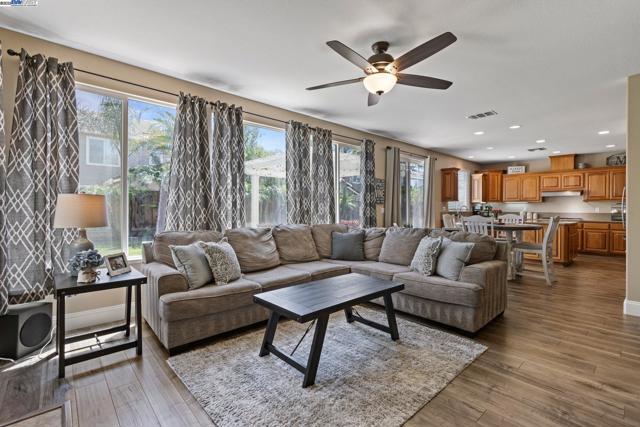 6454 Green Castle Cir, Discovery Bay CA: https://media.crmls.org/mediaz/3448e004-510a-4c68-82d3-01bb4e6e5a48.jpg
