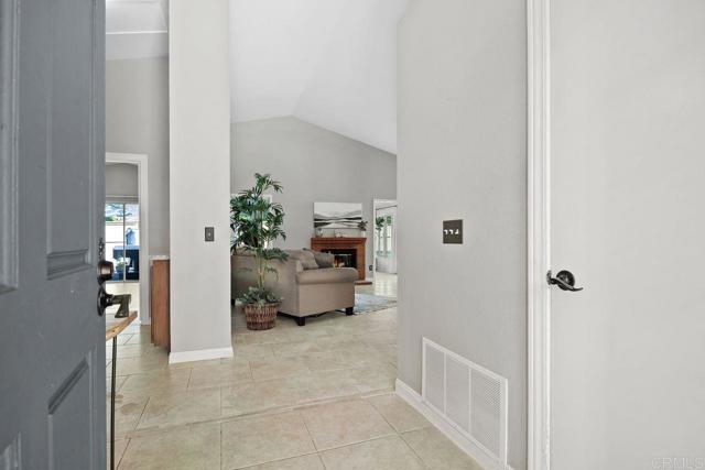 Detail Gallery Image 5 of 35 For 1745 Crystal Ridge Way, Vista,  CA 92081 - 2 Beds | 2 Baths