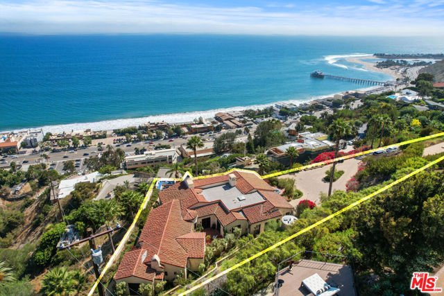 22800 Beckledge Terrace, Malibu CA: https://media.crmls.org/mediaz/3449fdfc-06fd-4415-b2ae-4359578a0ad5.jpg