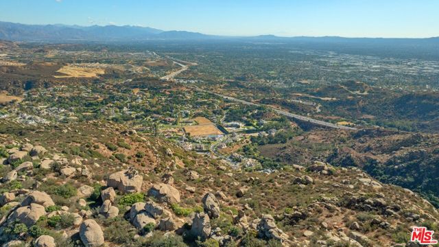 22682 La Quilla Drive, Chatsworth CA: https://media.crmls.org/mediaz/344a8eba-cdb6-4bcb-9fa0-b16fba35f2ae.jpg