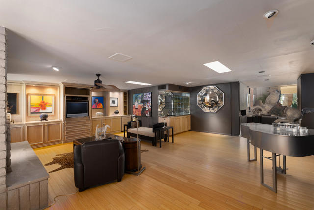 209 Desert Lakes Drive, Palm Springs CA: https://media.crmls.org/mediaz/344a9a0c-f3ef-4b12-b25a-27a0684cb2c2.jpg