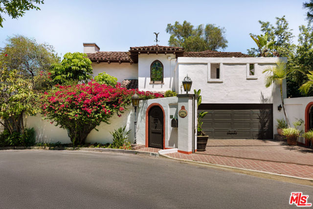2942 Passmore Drive, Los Angeles CA: https://media.crmls.org/mediaz/344aae05-4de9-4227-9547-01a64c5aeffa.jpg