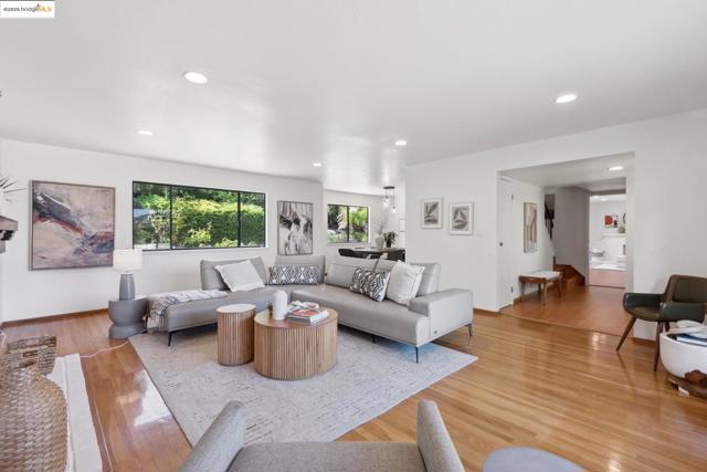 13185 Clairepointe Way, Oakland CA: https://media.crmls.org/mediaz/344e3adb-2430-4f41-b5e1-7380e8f5e8a2.jpg