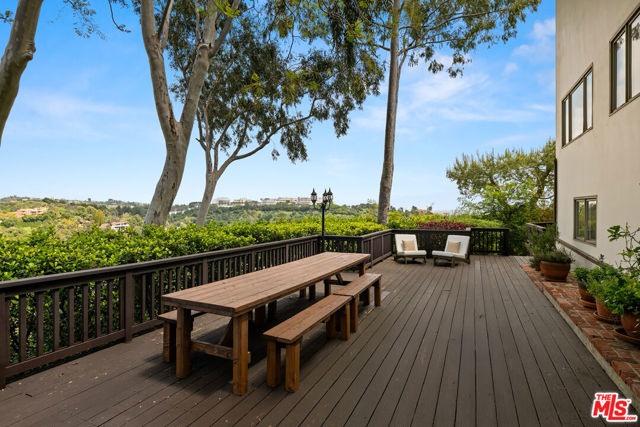 1018 N Tigertail Road, Los Angeles CA: https://media.crmls.org/mediaz/344e3ba8-391e-41f8-814c-a6ccf32e3cc1.jpg