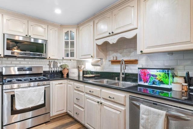 Detail Gallery Image 4 of 28 For 1560 Monterey Pine Dr #B,  San Ysidro,  CA 92173 - 3 Beds | 1/1 Baths