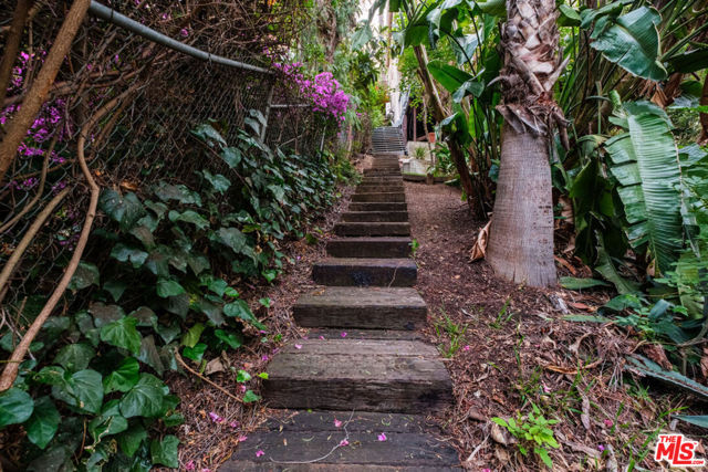 980 Oneonta Drive, Los Angeles CA: https://media.crmls.org/mediaz/34502a60-135c-41af-a48a-344dd68eba05.jpg