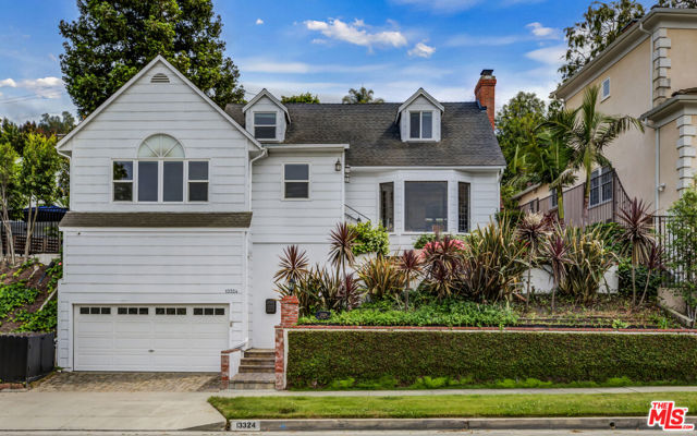 13324 Valley Vista Boulevard, Sherman Oaks CA: https://media.crmls.org/mediaz/34508116-5ba8-44dc-bbe1-273ed37eafd4.jpg