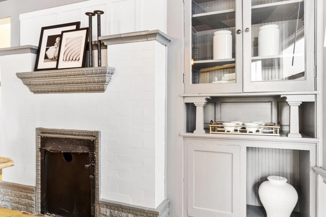 548 37th St, Oakland CA: https://media.crmls.org/mediaz/3450afe0-0b81-4881-98e5-1aea2284c5c6.jpg