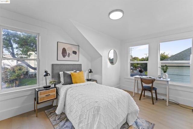 897 Oak Street, Alameda CA: https://media.crmls.org/mediaz/3453a898-1027-4e79-93a3-66d0ccddf878.jpg