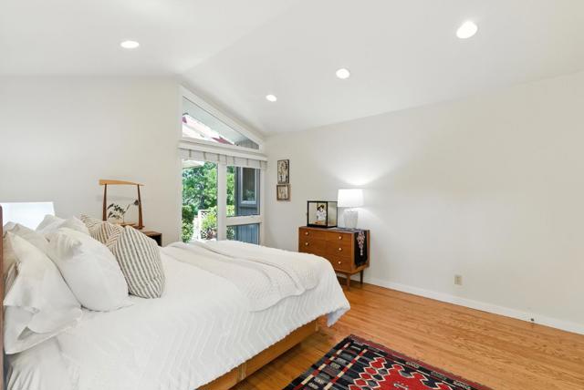 3795 Ralston Avenue, Hillsborough CA: https://media.crmls.org/mediaz/3453b38c-416b-4590-a7a3-090138996511.jpg