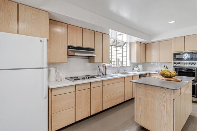 30 Brompton Avenue, San Francisco CA: https://media.crmls.org/mediaz/3453d9b2-6502-45a9-805c-68758bea8005.jpg