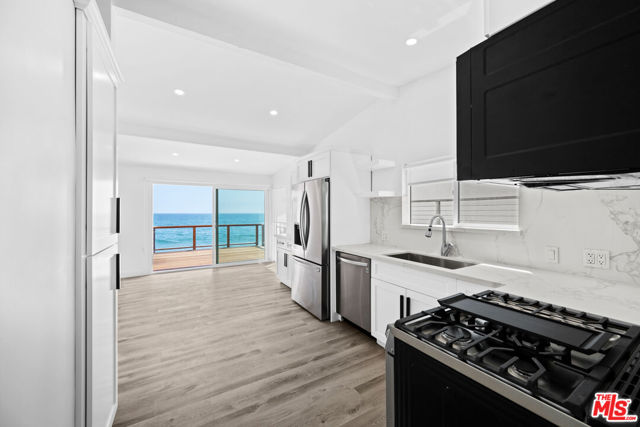 25154 Malibu Rd, Malibu CA: https://media.crmls.org/mediaz/34547266-e54e-4b78-947a-d291a28aa8ba.jpg