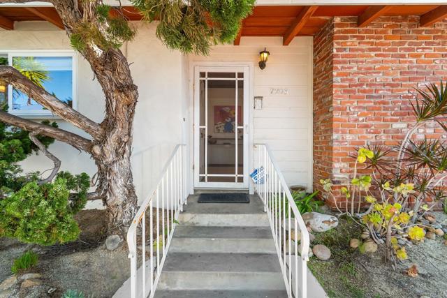 Detail Gallery Image 4 of 44 For 7209 Draper, La Jolla,  CA 92037 - 3 Beds | 3 Baths