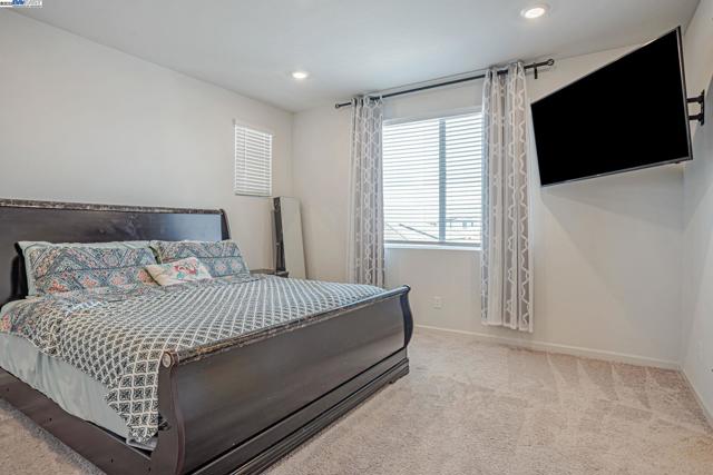 859 Helmsley Dr, Vacaville CA: https://media.crmls.org/mediaz/3454da3b-1568-482e-a807-d6e4876f72dd.jpg