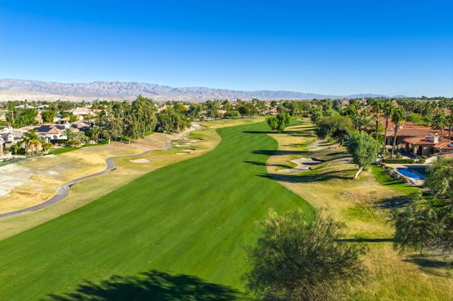 261 Loch Lomond Road, Rancho Mirage CA: https://media.crmls.org/mediaz/34557c76-57c7-4a0f-9dd4-4c70570e4928.jpg