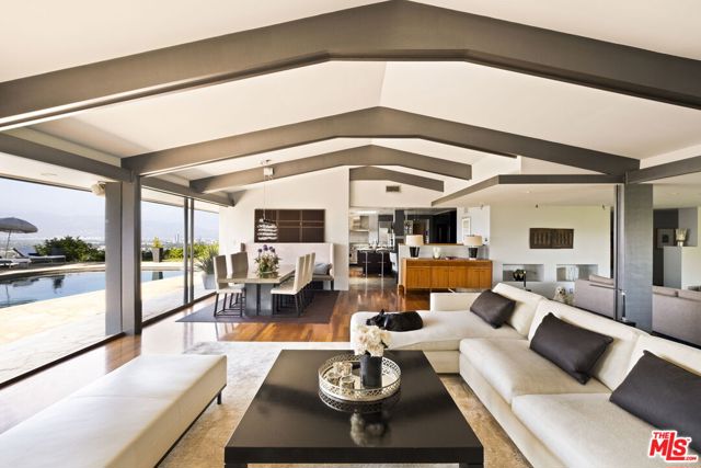 11531 Amanda Drive, Studio City CA: https://media.crmls.org/mediaz/3455dbea-b110-4c7c-8d8c-9b0652c33efe.jpg