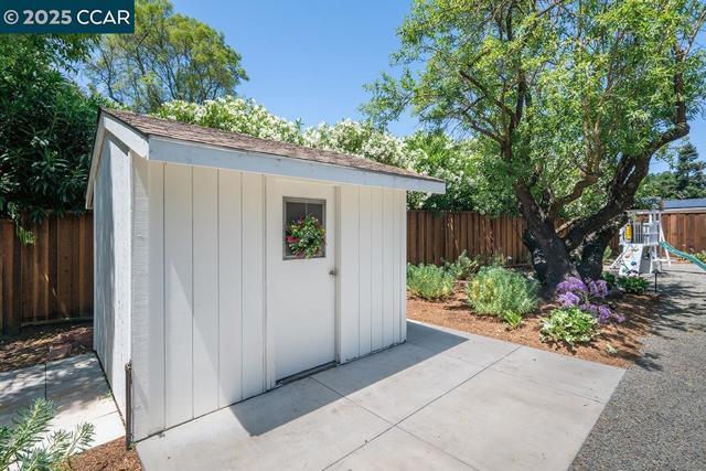 3108 Del Oceano Dr, Lafayette CA: https://media.crmls.org/mediaz/34564573-bf7f-40fd-9107-44e6f316d043.jpg