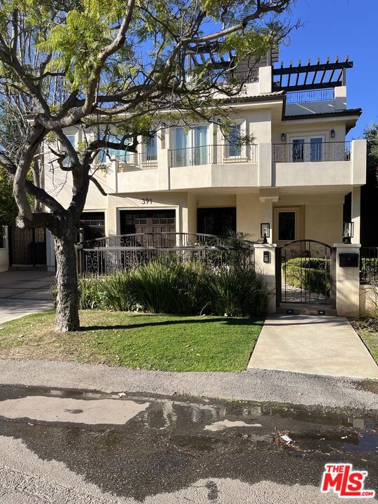 391 S Saltair Avenue, Los Angeles CA: https://media.crmls.org/mediaz/34566a7f-6a9c-4d74-a741-ab045b07f089.jpg