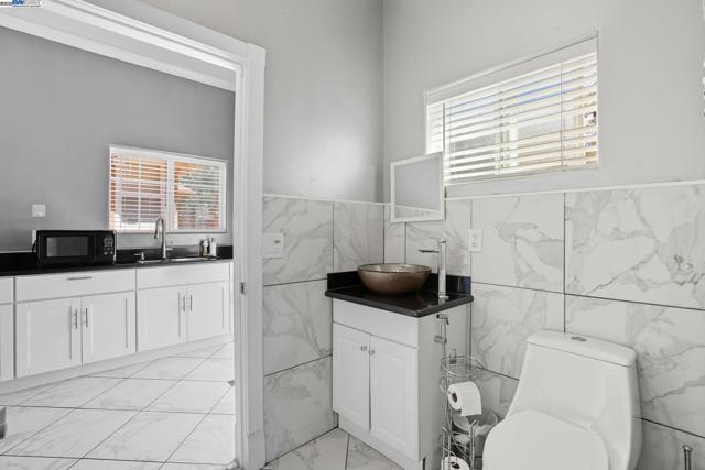4470 Rolling Oaks Dr, Granite Bay CA: https://media.crmls.org/mediaz/3456aaa0-8854-4185-8558-c7c8b631a321.jpg