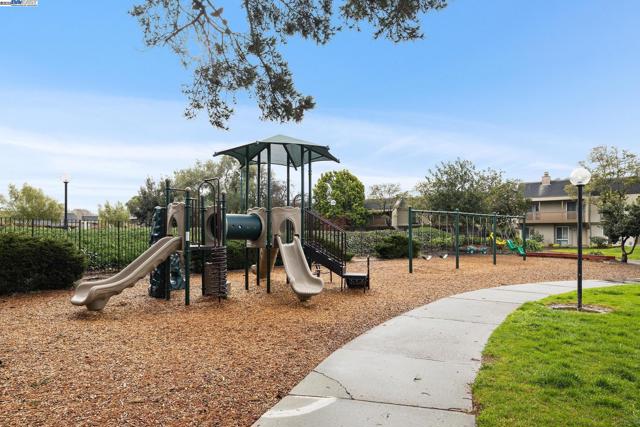 3032 CERRO VISTA, Alameda CA: https://media.crmls.org/mediaz/3457092b-39d8-4a7c-84f3-e9c769c56e89.jpg