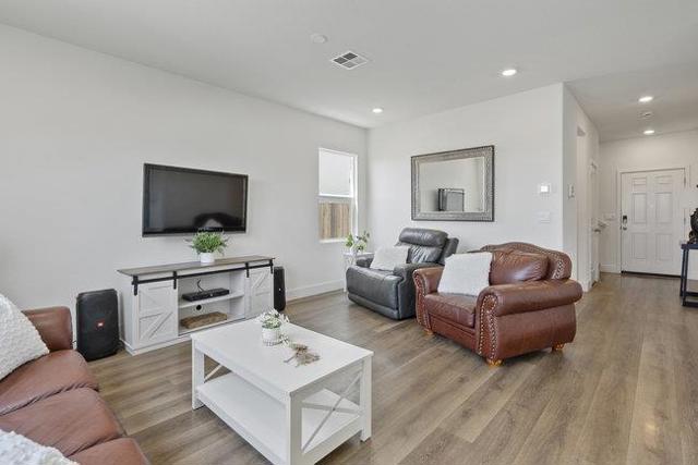 9182 Wickham Court, Gilroy CA: https://media.crmls.org/mediaz/34581bcd-d1e3-4b3f-a04b-03d9e239932c.jpg