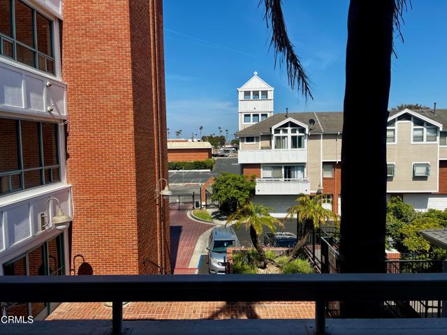 865 B Street, Oxnard CA: https://media.crmls.org/mediaz/34587148-378e-4b72-a6c2-da85ffd1ac29.jpg